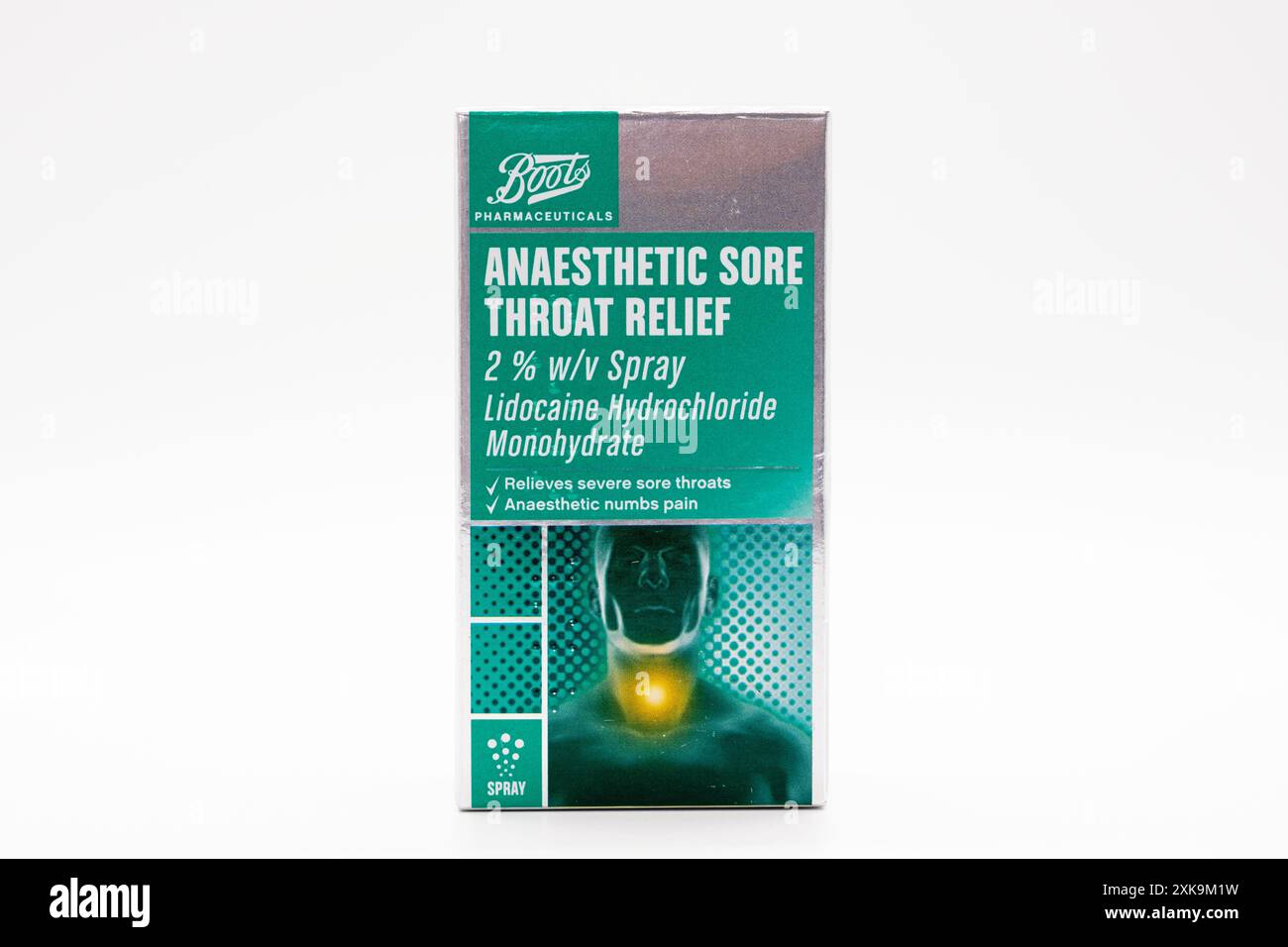 Irvine, Scozia, Regno Unito - 17 giugno 2024: Scarponi con logo anestetico antidolorifico alla gola in un dispenser di plastica e scatola di cartone con icone grafiche Foto Stock