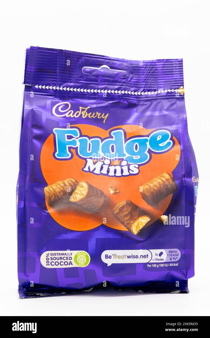 Irvine, Scozia, Regno Unito - 17 giugno 2024: Pacchetto Cadbury di Fudge minis con icone grafiche e informazioni generali relative all'immagine e Foto Stock
