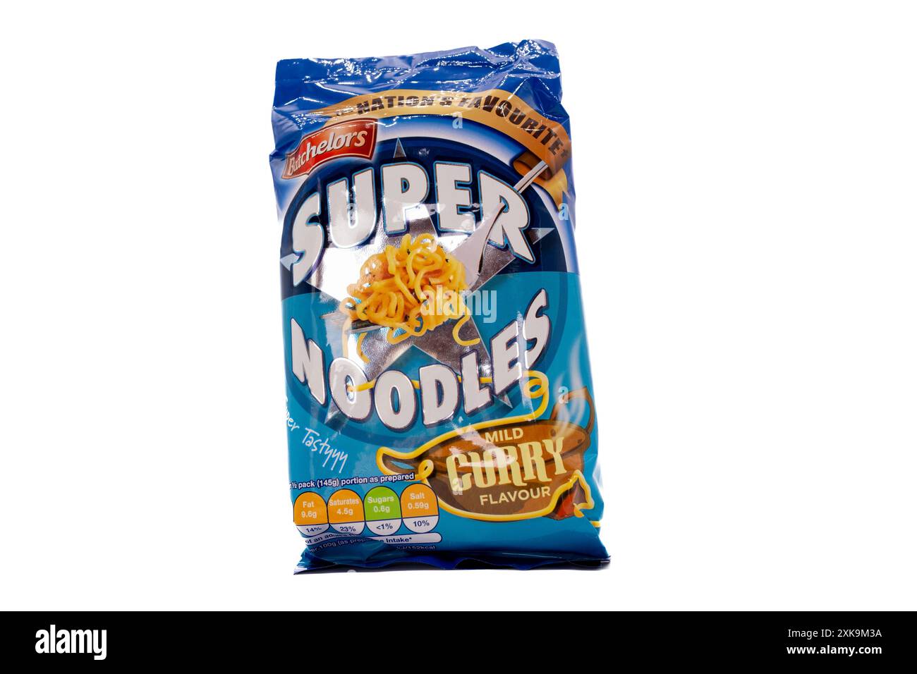 Irvine, Scozia, Regno Unito - 17 giugno 2024: Pacchetto di Super Noodles con marchio Bachelors che visualizza icone grafiche e informazioni generali relative all'imag Foto Stock