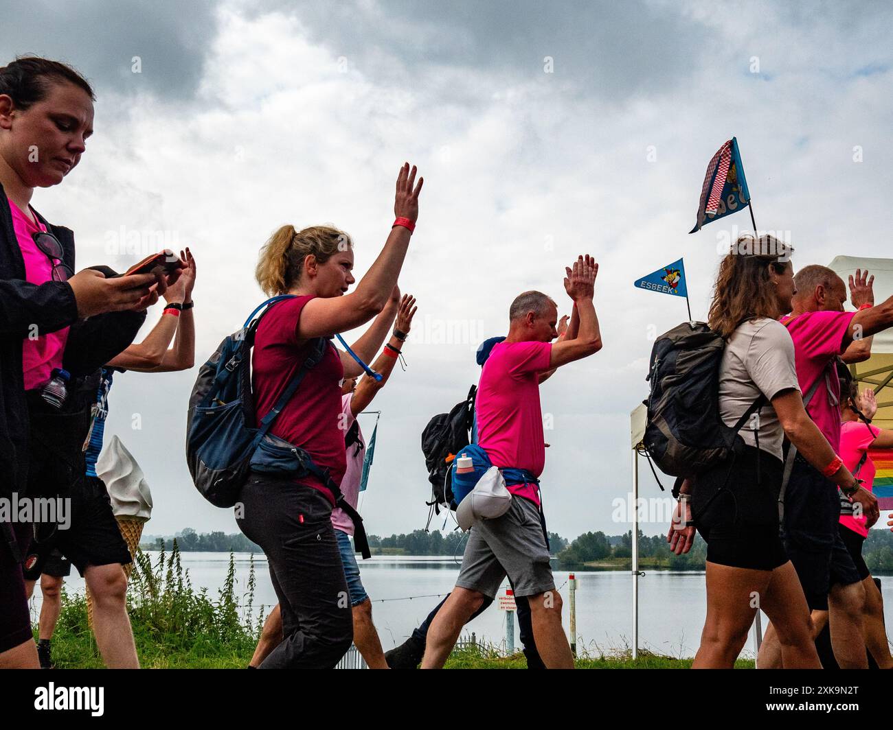 Dal 16 al 19 luglio, Nijmegen. Le marce internazionali dei quattro giorni (in olandese "De Vierdaagse") sono il più grande evento a piedi di più giorni del mondo ed è visto come il primo esempio di sportività e legame internazionale tra militari, donne e civili di molti paesi diversi. Quest'anno, a causa delle temperature calde, tutti i percorsi sono stati più corti di 10 km l'ultimo giorno. Foto Stock