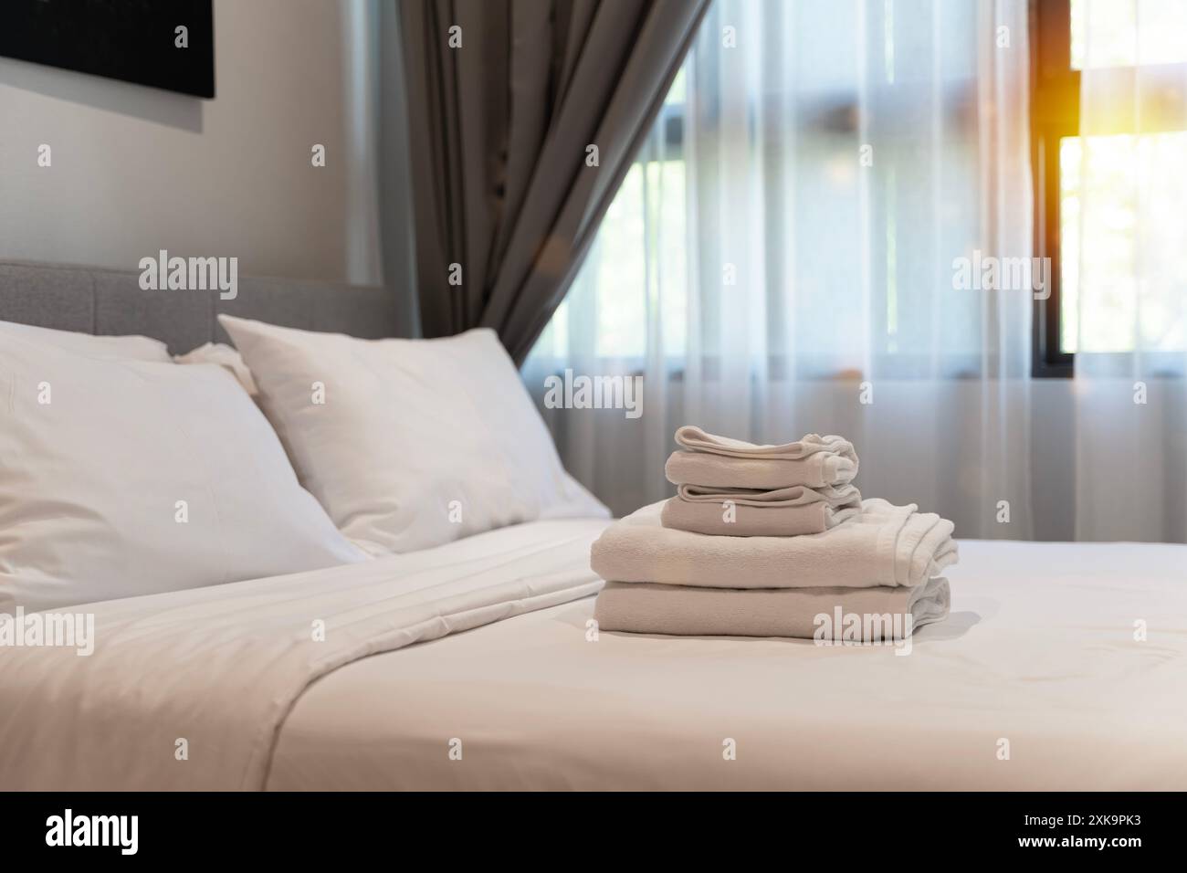 Interno della camera d'hotel. Camera d'albergo con interni moderni, due asciugamani sul letto nella camera d'albergo per i turisti. Spazio libero per materiale pubblicitario Foto Stock