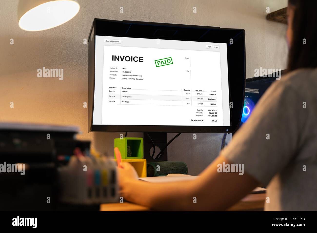 Commercialista fiscale che utilizza il moderno software di fatturazione delle fatture. Gestione delle imposte sulle fatture aziendali. Contabile che usa monitor, studia affari finanziari Foto Stock