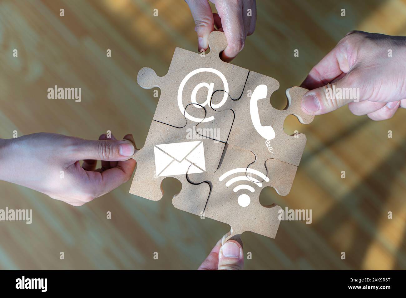 Icona della strategia aziendale sul puzzle. Sito Web e Internet informazioni sulla pagina di contatto con telefono, chat, e-mail e icone. simbolo telefono, posta e mobi Foto Stock