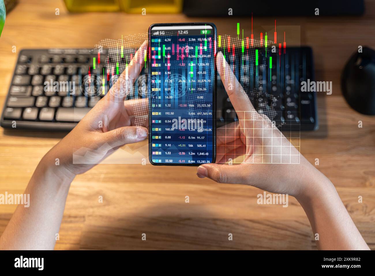 Gli uomini d'affari premono il telefono per comunicare nel processo di ricerca della cartella azionaria di Internet. Startup per il lavoro aziendale, ufficio moderno, stazione globale notebook Foto Stock