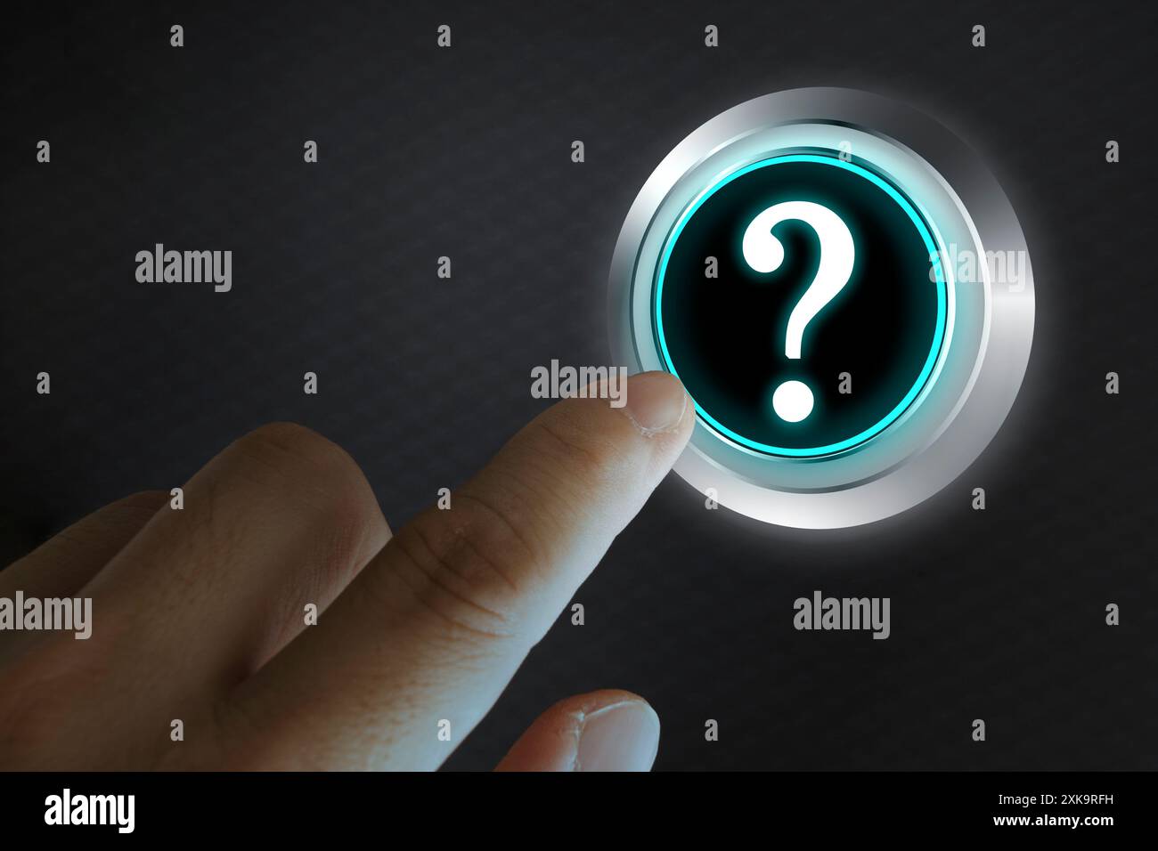 Punti interrogativi con la mano premendo un pulsante sulla schermata di una tecnologia. La mano maschile fa clic sullo schizzo del punto interrogativo virtuale astratto sul retro sfocato dell'ufficio Foto Stock