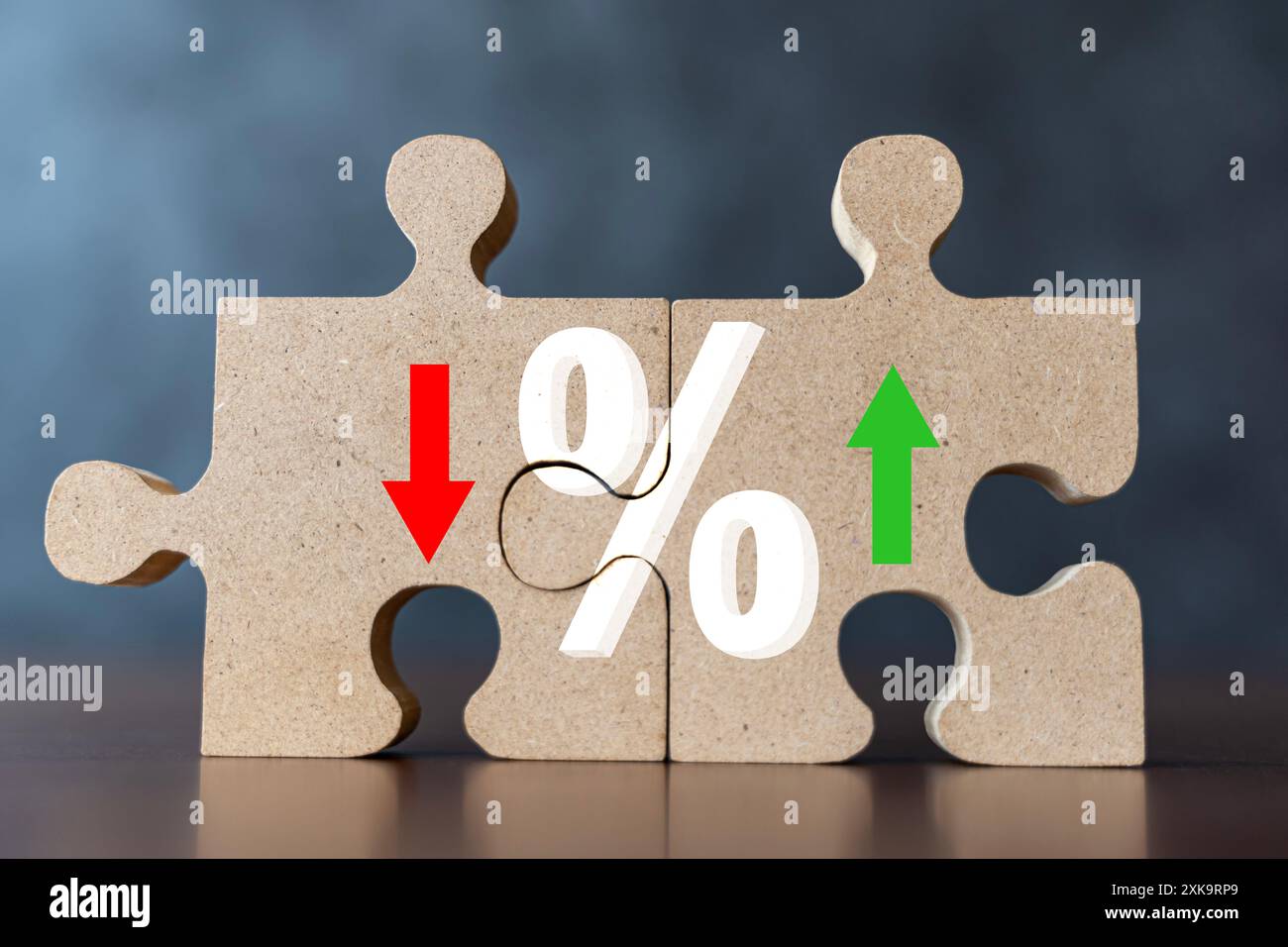 Puzzle con percentuale e freccia su o giù. Tassi di mutuo e mutuo. Tasso di interesse, scorte, classifica. Finanziario, classifica, tassi ipotecari e perdite con Foto Stock