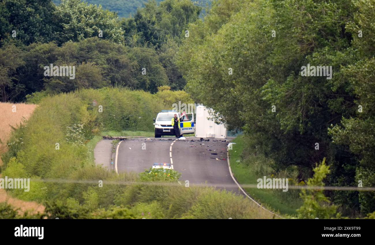 La scena sulla A61 a Wakefield, a seguito di una collisione tra un'auto e una moto la domenica pomeriggio in cui morirono quattro adulti e due bambini. L'incidente tra una Ford Focus e la moto si verificò sulla A61 tra Staincross, Barnsley, e Newmillerdam, Wakefield. Data foto: Lunedì 22 luglio 2024. Foto Stock