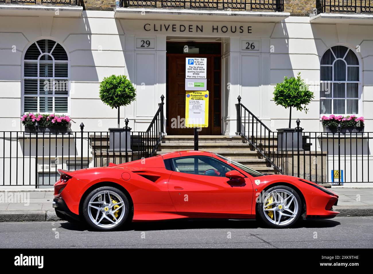 Auto sportiva Red Ferrari fuori Cliveden House, Cliveden Place, Chelsea, Kensington, Belgravia, West London, Regno Unito Foto Stock