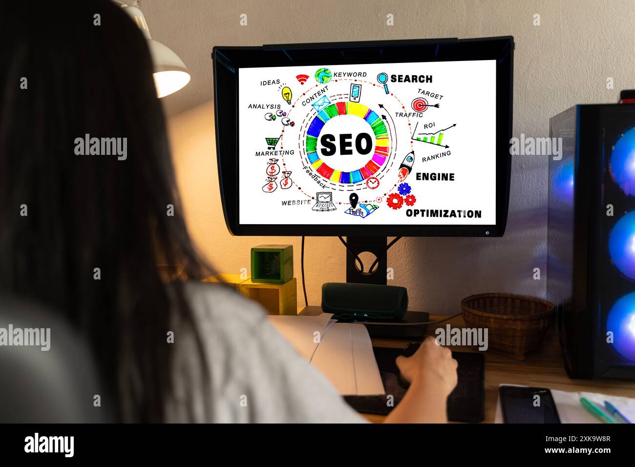SEO Search Engine Optimization Concept con computer desktop. classificazione del traffico sul sito web, tecnologia internet per le aziende. Tecnologia, stagista Foto Stock