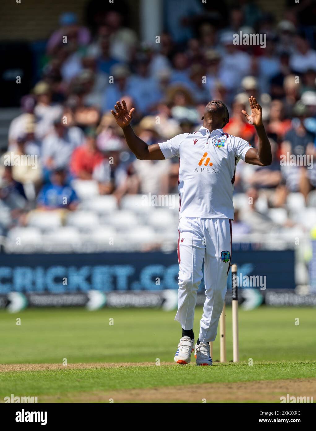 Shamar Joseph reagisce durante il suo bowling per le Indie occidentali il primo giorno del secondo test match tra Inghilterra e Indie occidentali. Foto Stock