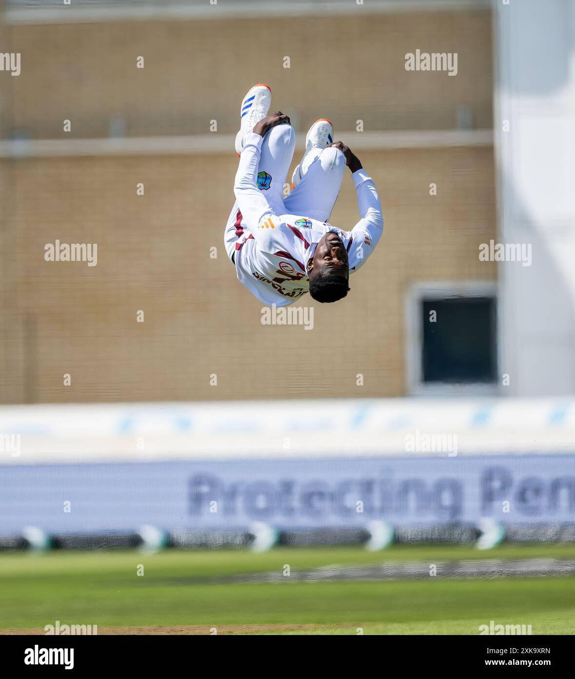 Kevin Sinclair bowling per le Indie occidentali celebra, con un back-flip, il wicket di Harry Brook il primo giorno del secondo test match tra Inghilterra e noi Foto Stock