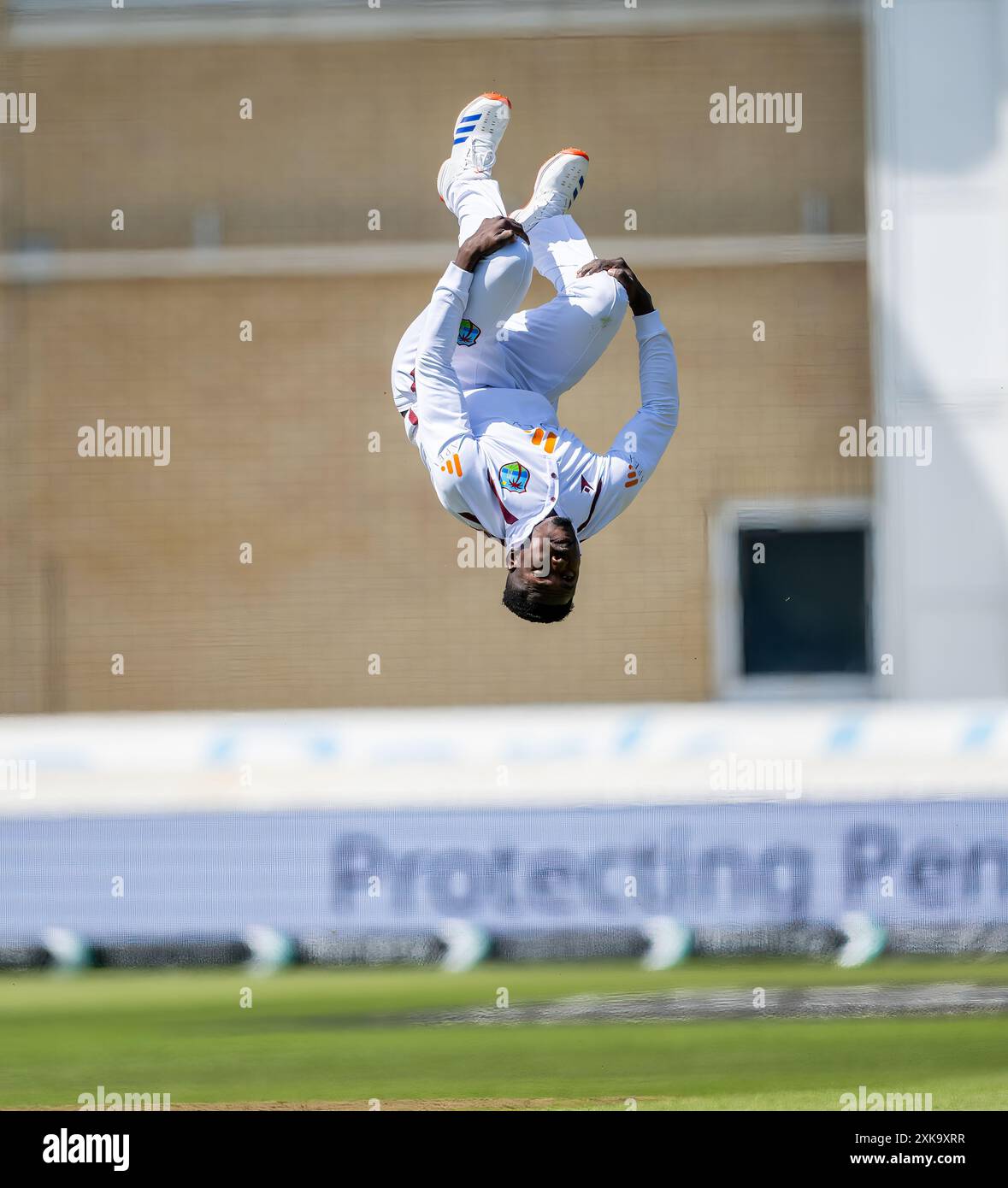 Kevin Sinclair bowling per le Indie occidentali celebra, con un back-flip, il wicket di Harry Brook il primo giorno del secondo test match tra Inghilterra e noi Foto Stock