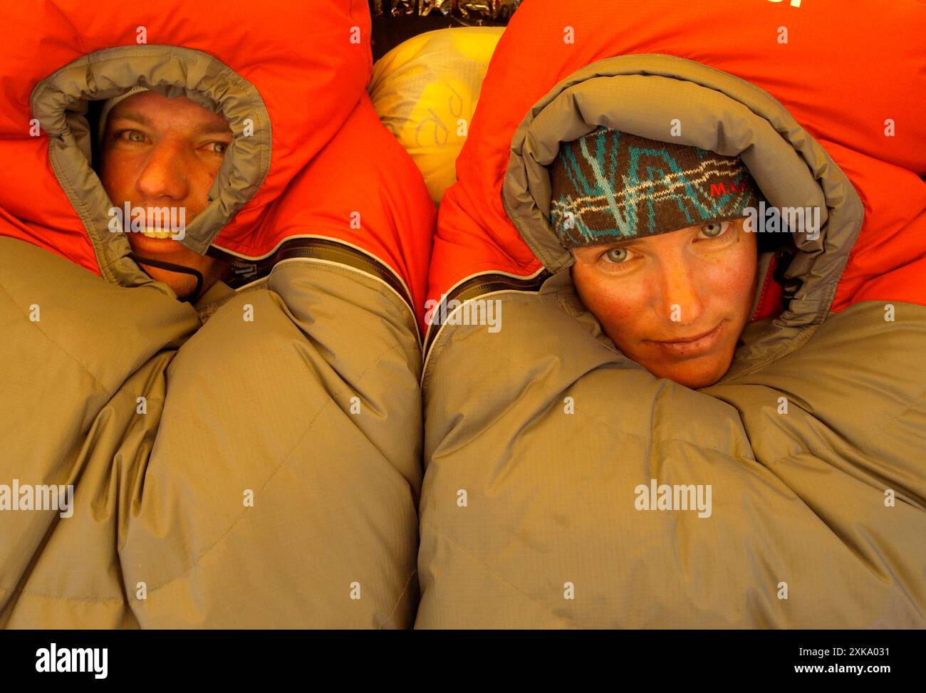 Manaslu spedizione di alpinismo 2008, Nepal Himalaya: Due alpinisti nei loro sacchi a pelo nel campo uno a 6100 metri di altitudine Foto Stock