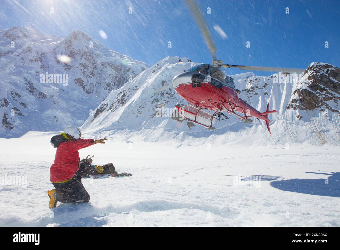 La Rescue Helicopter sta atterrando al Basecamp sul Monte McKinley, Alaska. Foto Stock