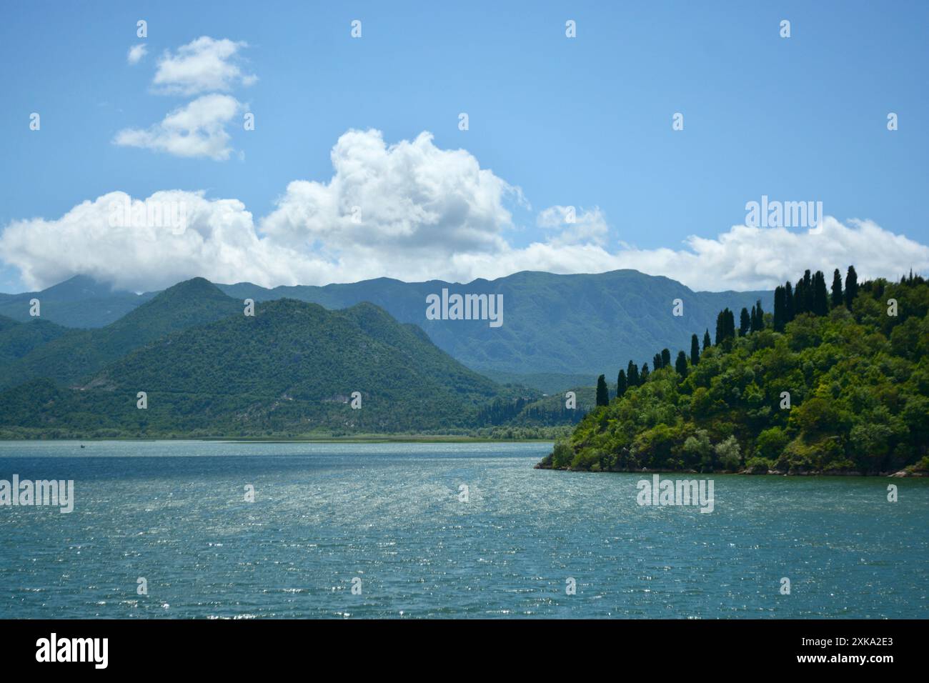 Splendida vista sulla baia con le lussureggianti Green Mountains Foto Stock