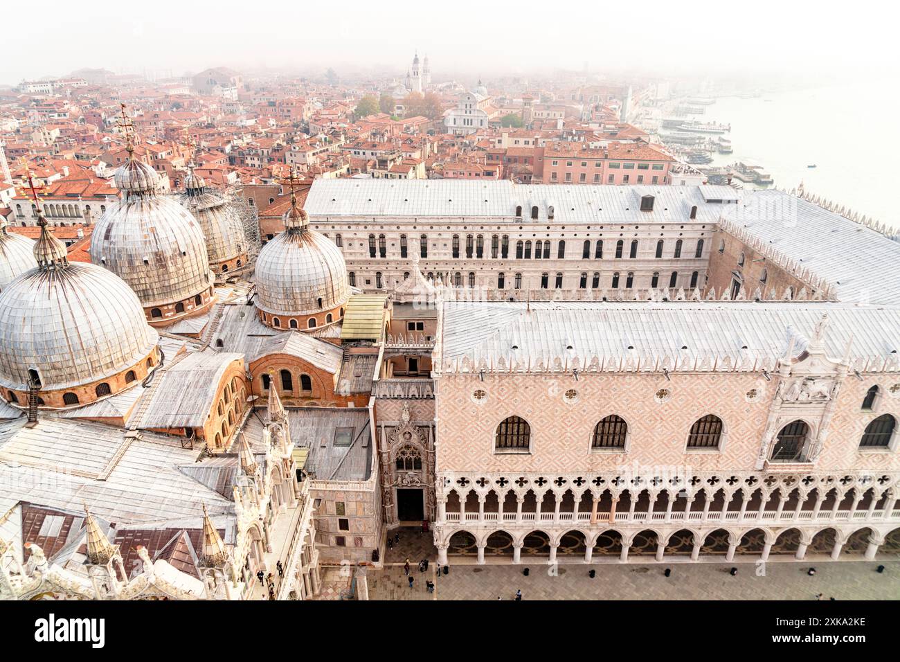 Vista dall'alto della Cattedrale di San Marco e del Palazzo Ducale Foto Stock