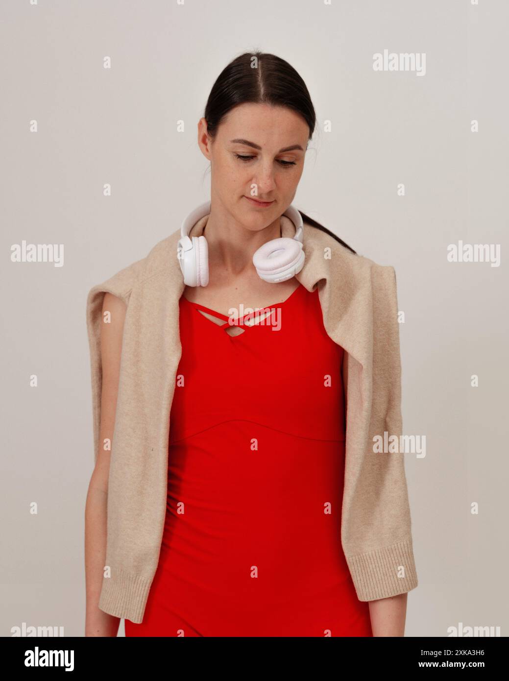 Giovane donna che pratica l'asana su uno studio di sfondo bianco. Foto Stock