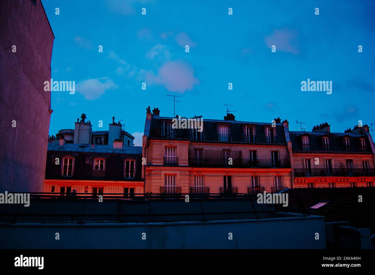 La sera si illumina sui tetti di Parigi Foto Stock