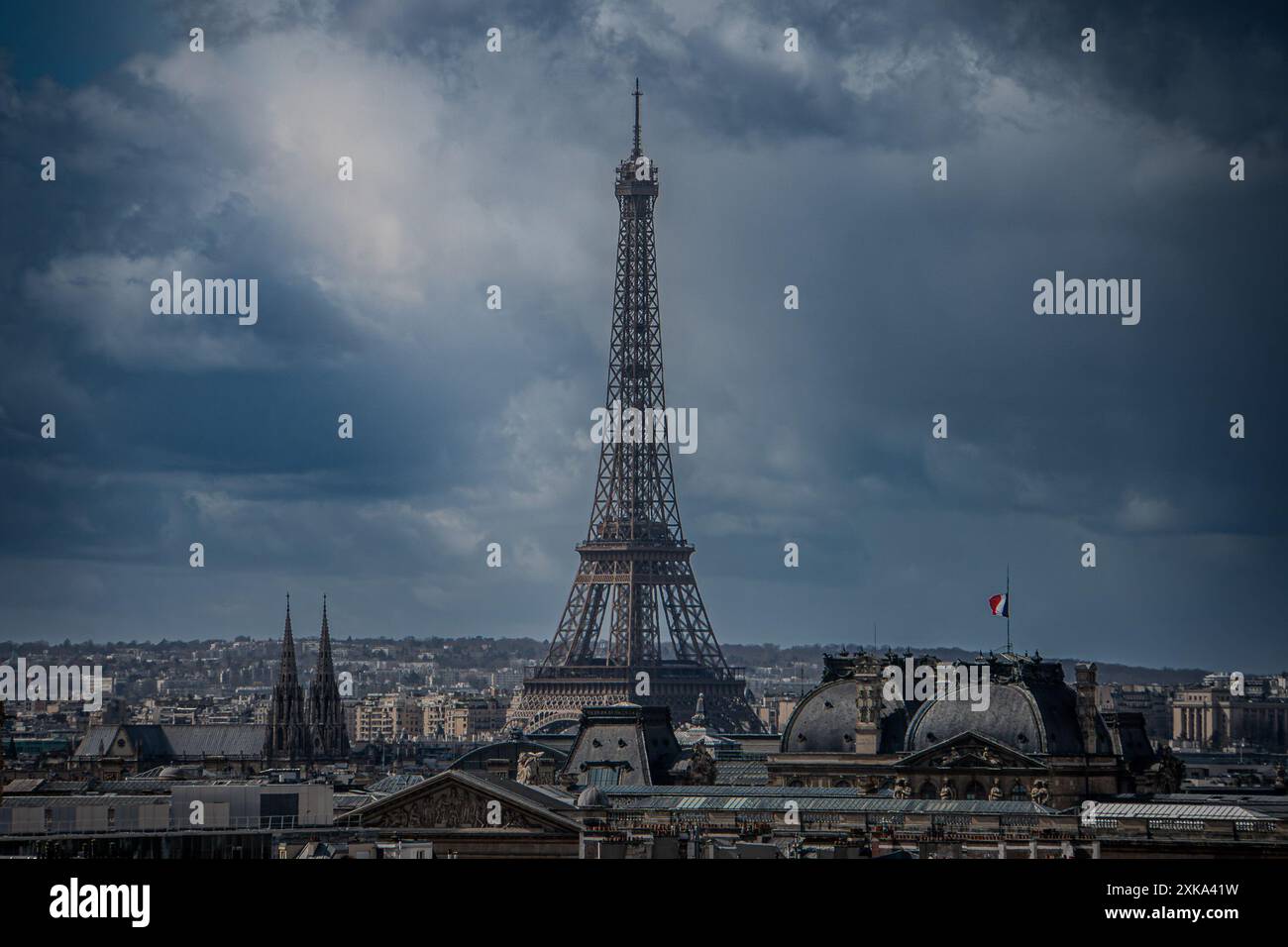 ville de Paris avec vue sur la tour Eiffel et un drapeau franais par temps nuageux Foto Stock