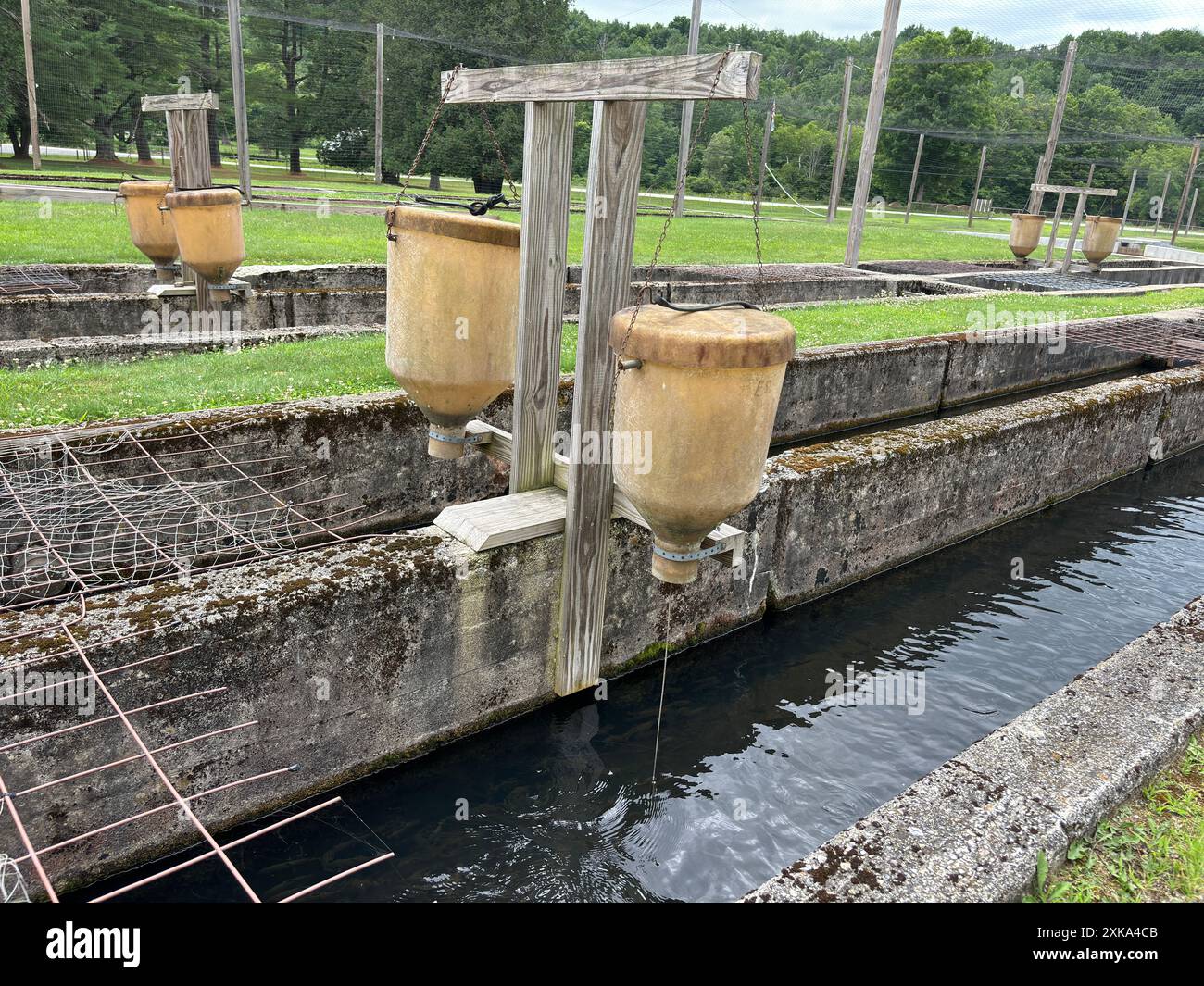 Vasche cilindriche e canali in cemento presso l'incubatoio ittico in Vermont Foto Stock