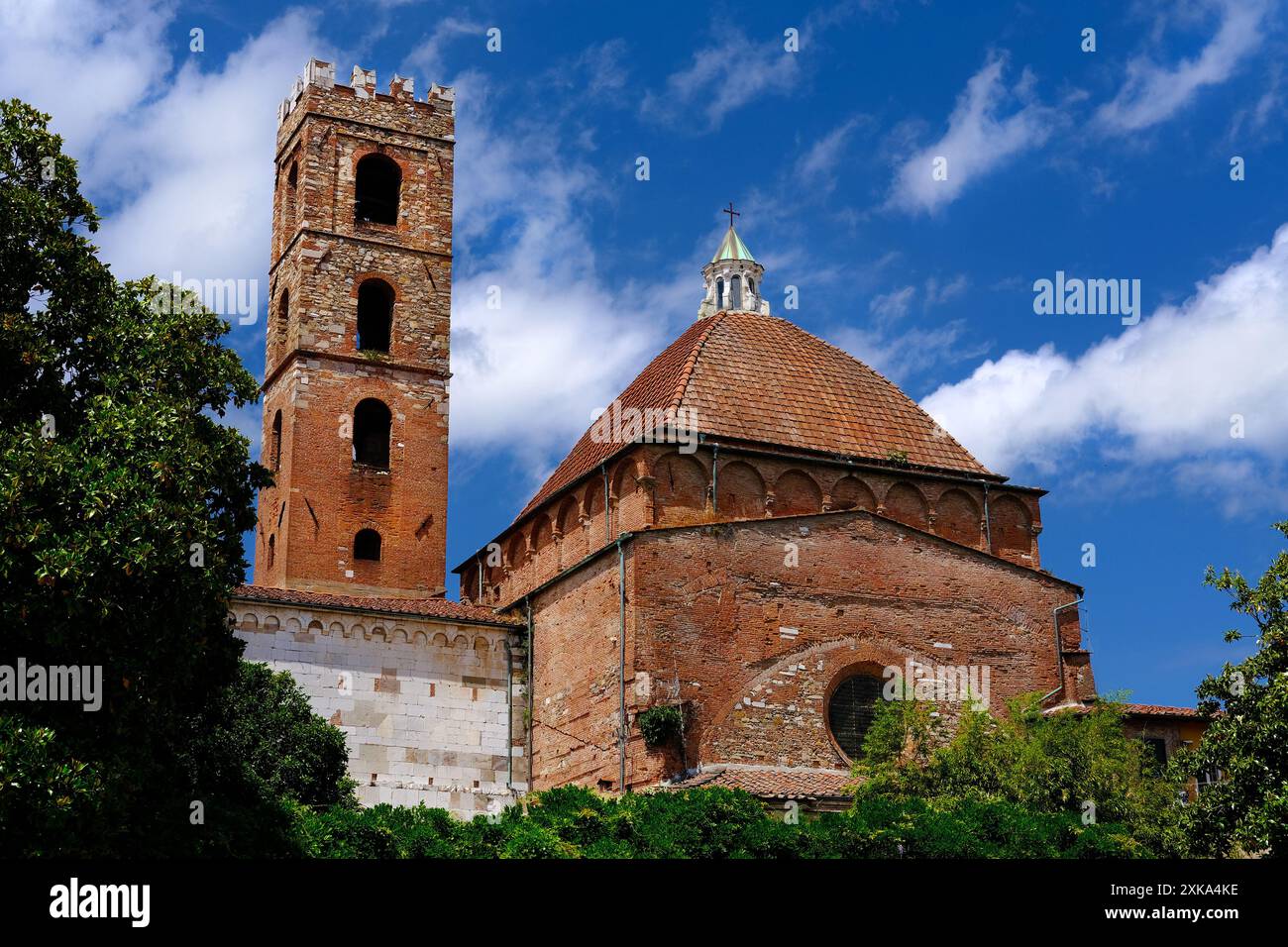 Affascinante centro storico di Lucca. Vista del campanile medievale e della cupola della Chiesa dei Santi Giovanni e Reparata Foto Stock