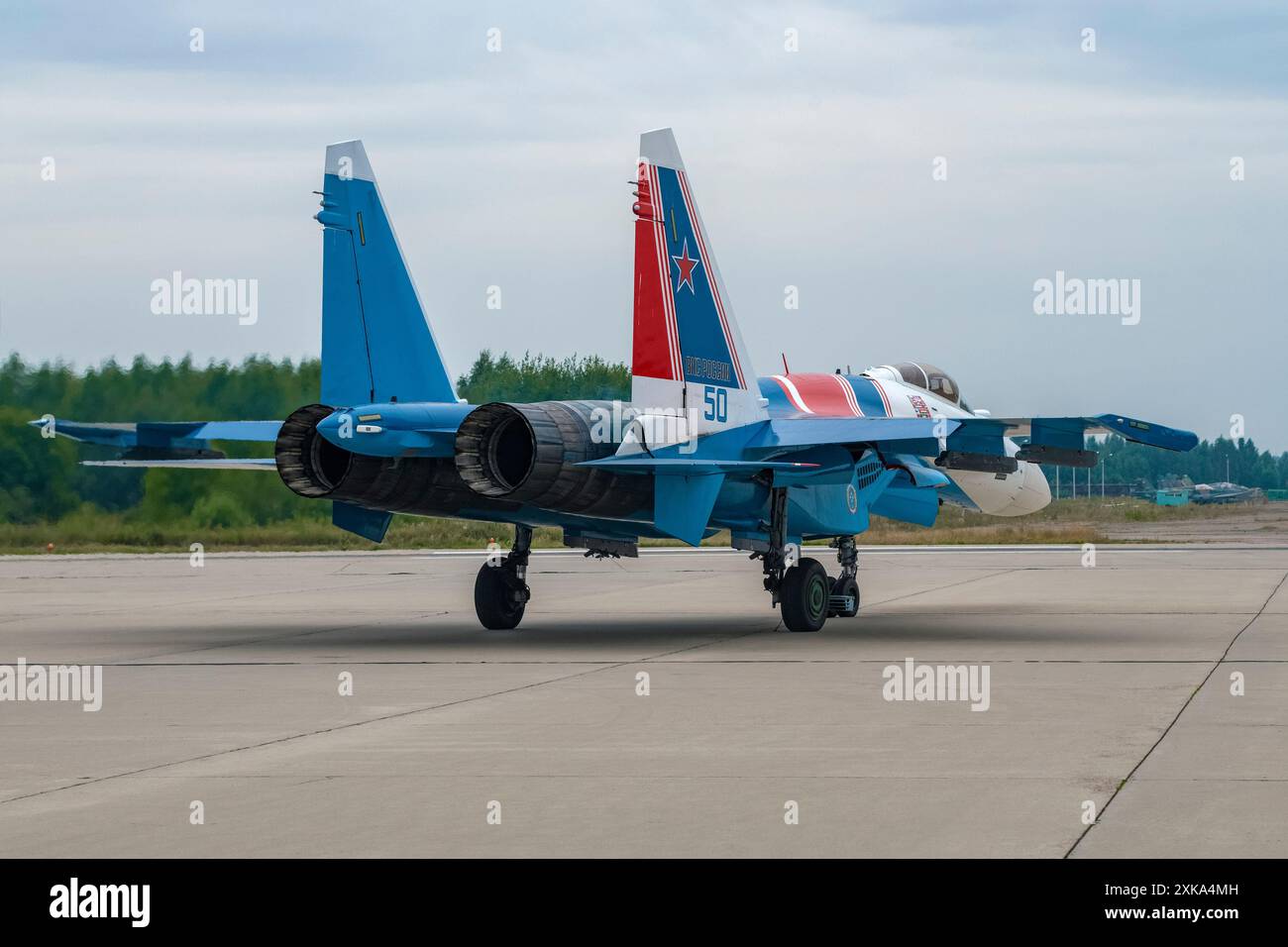 KUBINKA, RUSSIA - 20 AGOSTO 2022: Caccia multiruolo russo su-35S della squadra di aerobatica dei Cavalieri russi taxi sulla pista. Vista posteriore. Aeroporto Ku Foto Stock