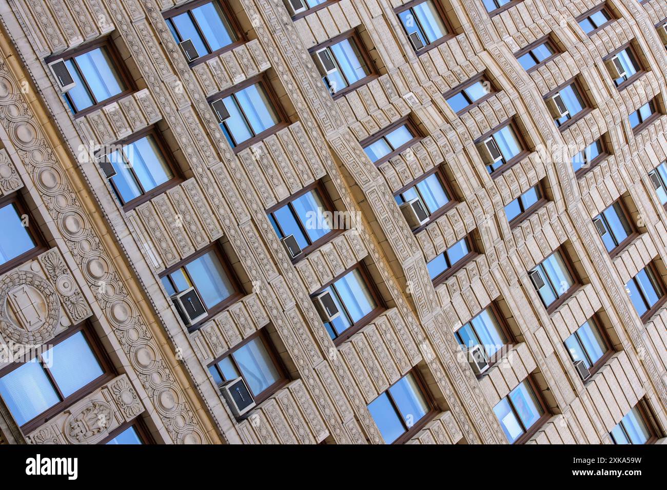 New York, USA - unità di aria condizionata esterne fissate all'esterno di un edificio a New York City. Foto Stock