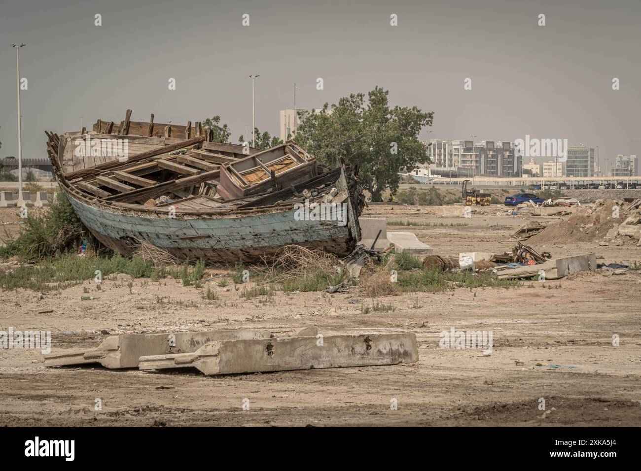 Il vecchio peschereccio abbandonato sulla terraferma di Jeddah, in Arabia Saudita, nella povera zona sottosviluppata. Foto Stock