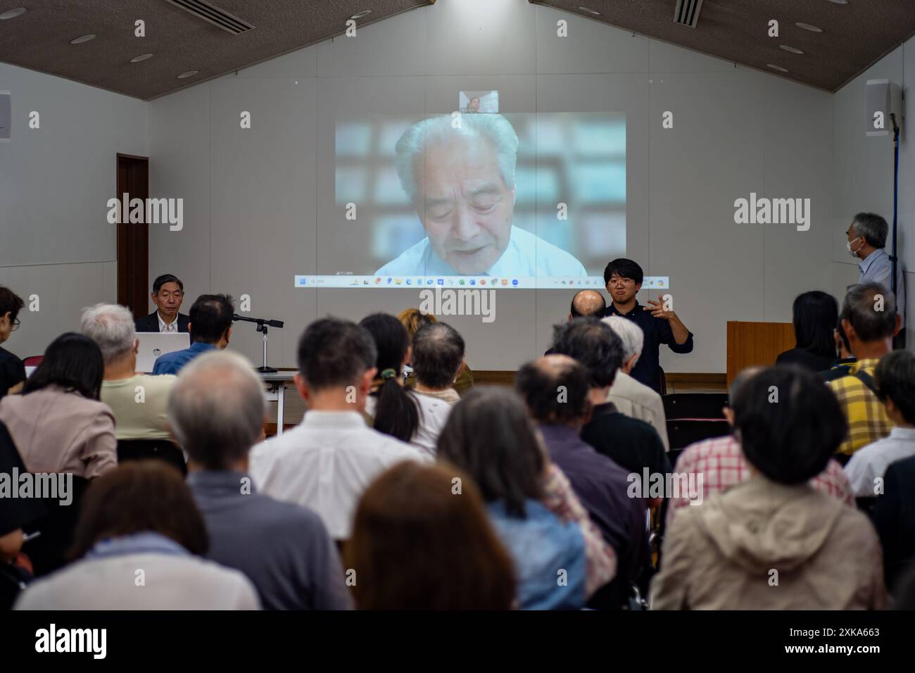 Tokyo, Giappone. 20 luglio 2024. Hideo Shimizu, un ex membro del corpo dei giovani dell'unità 731, partecipa a una riunione tramite collegamento video che segna il 35° anniversario della scoperta di ossa umane da una scuola di medicina dell'esercito giapponese, a Tokyo, in Giappone, 20 luglio 2024. Il raduno è stato organizzato dall'Associazione che chiede indagini sulle ossa umane scoperte dal sito dell'Army Medical College. PER ANDARE CON "Feature: La verità attende per "le ossa legate alla guerra" credito: Zhang Xiaoyu/Xinhua/Alamy Live News Foto Stock