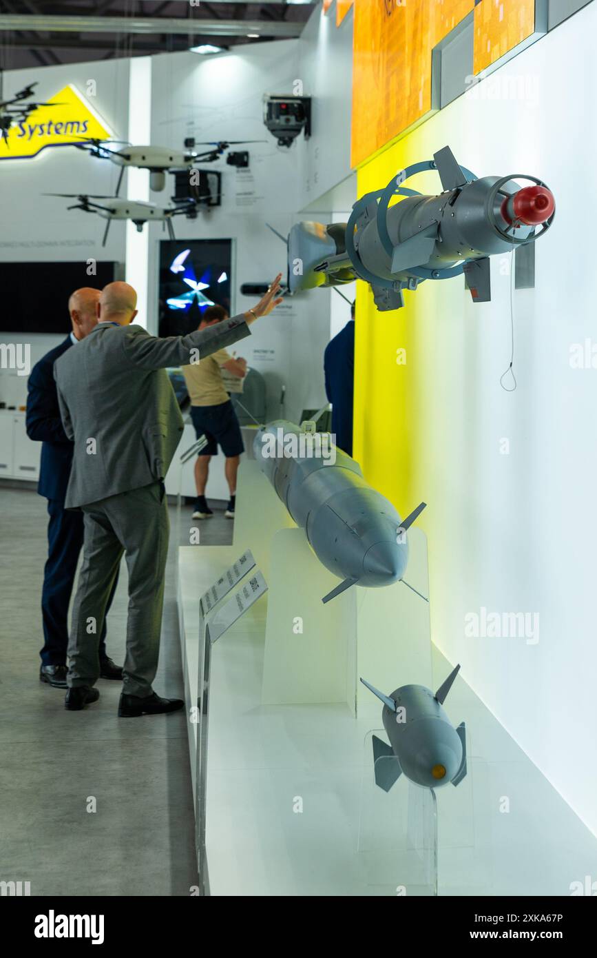 Aeroporto di Farnborough, Hampshire, Regno Unito. 22 luglio 2024. Le aziende mondiali dell'aviazione civile e militare si sono riunite per mostrare e vedere le ultime novità in materia di tecnologia aerospaziale. I banchi nelle sale espongono componenti, servizi e armi. Supporto per sistemi Elbit Foto Stock