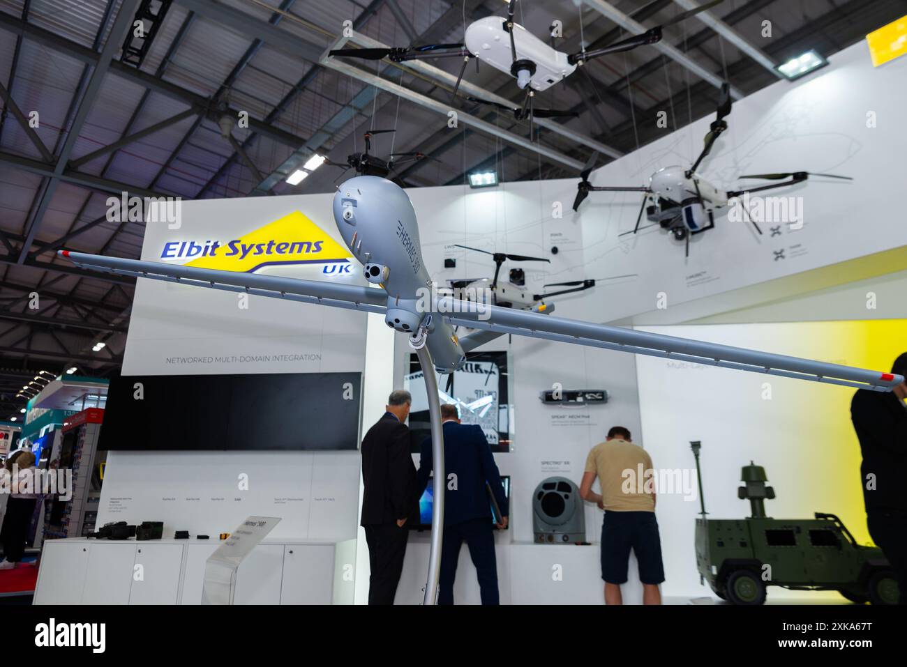 Aeroporto di Farnborough, Hampshire, Regno Unito. 22 luglio 2024. Le aziende mondiali dell'aviazione civile e militare si sono riunite per mostrare e vedere le ultime novità in materia di tecnologia aerospaziale. I banchi nelle sale espongono componenti, servizi e armi. Supporto per sistemi Elbit Foto Stock