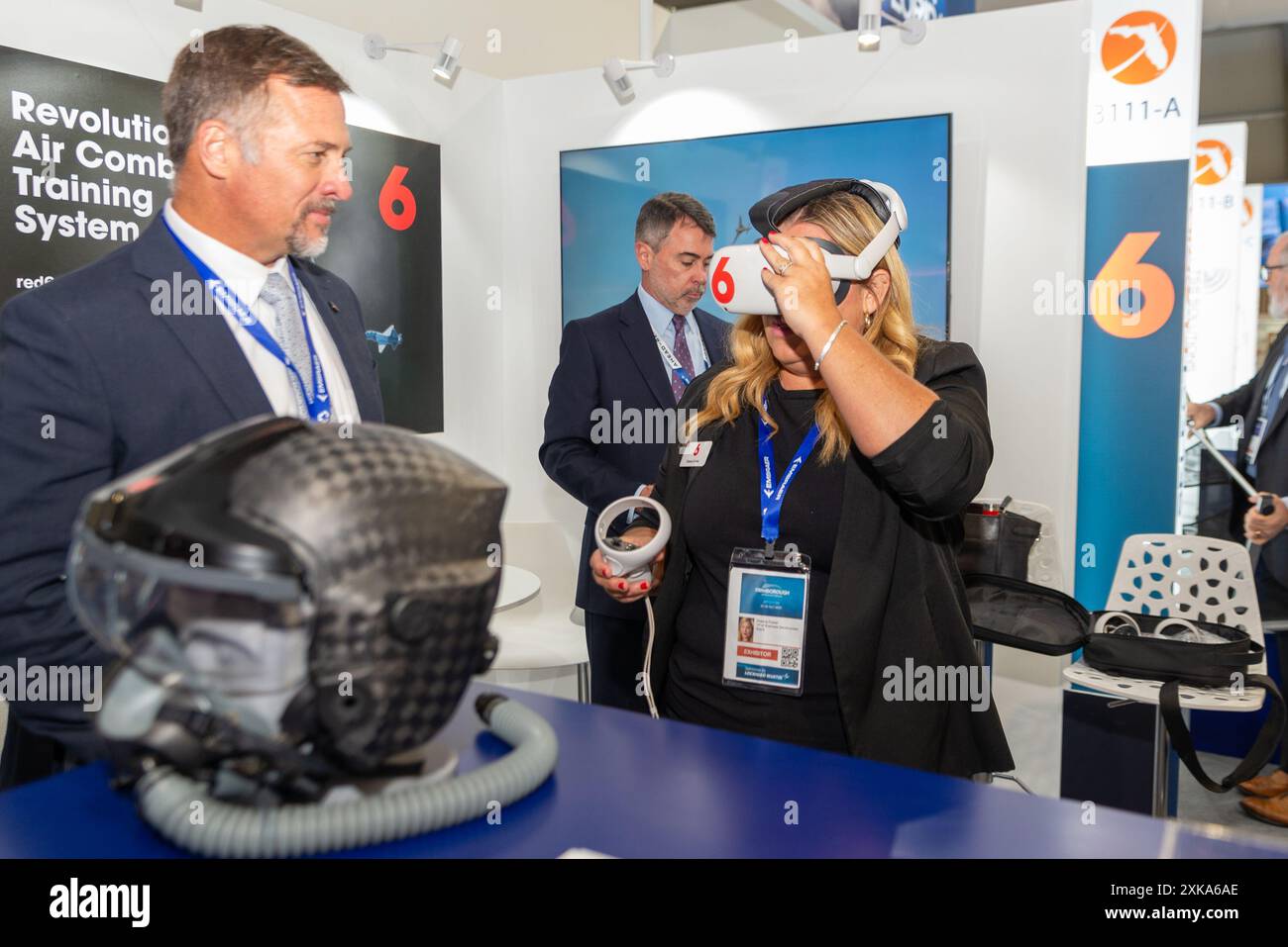 Aeroporto di Farnborough, Hampshire, Regno Unito. 22 luglio 2024. Le aziende mondiali dell'aviazione civile e militare si sono riunite per mostrare e vedere le ultime novità in materia di tecnologia aerospaziale. I banchi nelle sale espongono componenti, servizi e armi. Sistema di realtà virtuale Foto Stock