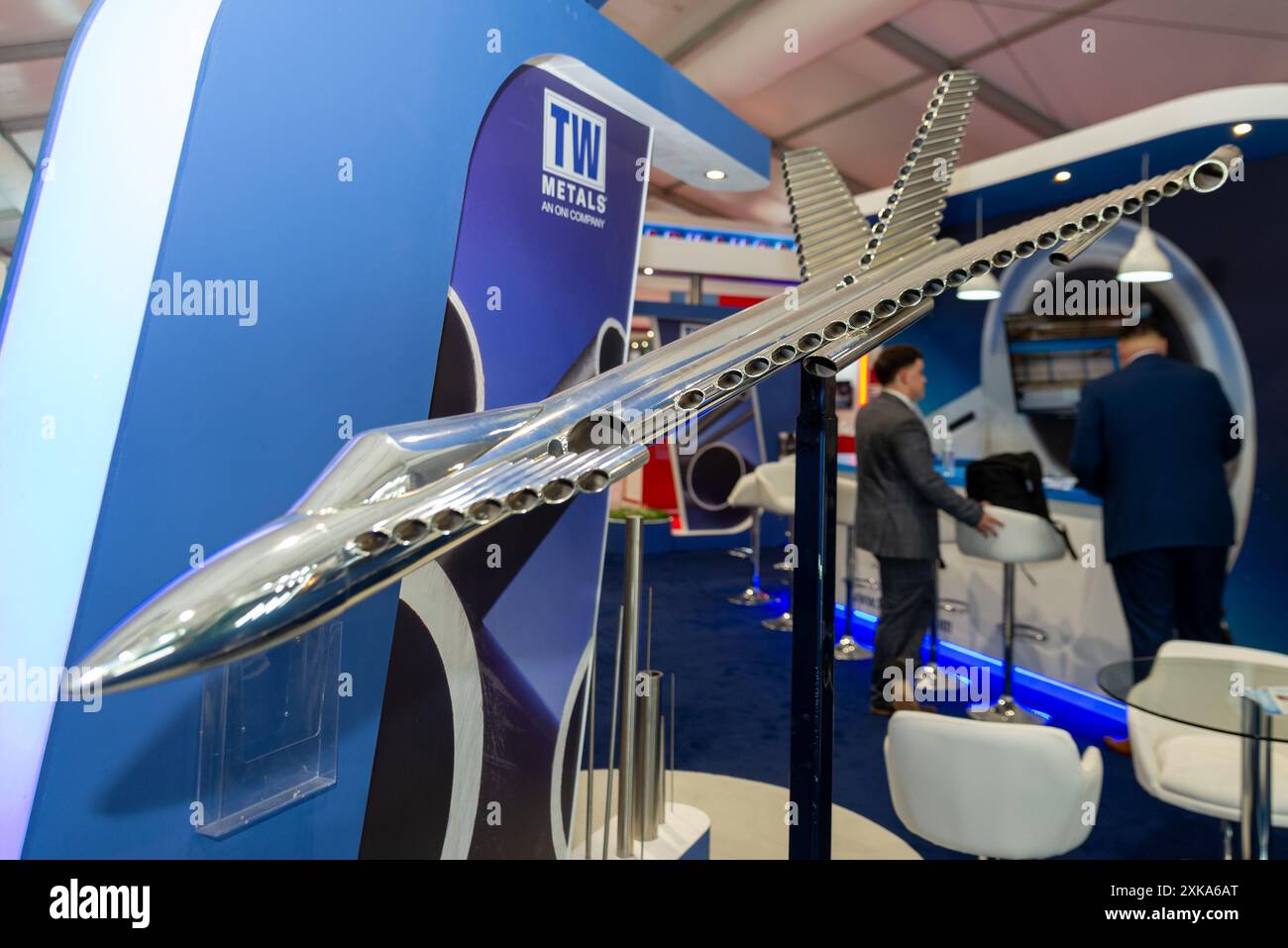 Aeroporto di Farnborough, Hampshire, Regno Unito. 22 luglio 2024. Le aziende mondiali dell'aviazione civile e militare si sono riunite per mostrare e vedere le ultime novità in materia di tecnologia aerospaziale. I banchi nelle sale espongono componenti, servizi e armi. Supporto TW in metallo Foto Stock