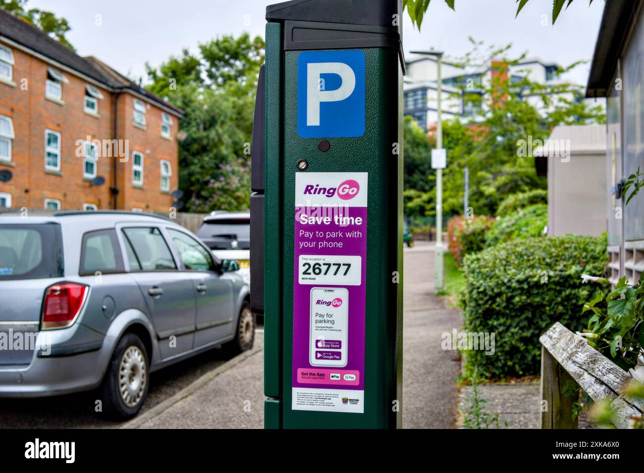 Paga per parcheggiare con il tuo telefono, app Ring Go, parcheggio in strada, Watford, Hertfordshire, Inghilterra, Regno Unito Foto Stock