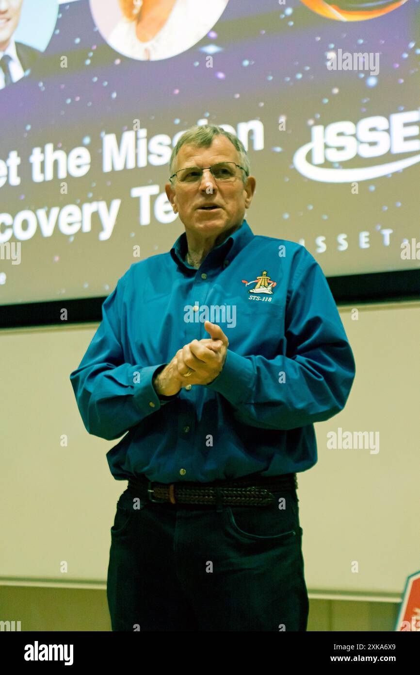 "David" Williams, ex astronauta dell'Agenzia spaziale canadese, si rivolge al pubblico alla Mission Discovery Week, in associazione con l'International Space School Educational Trust Foto Stock