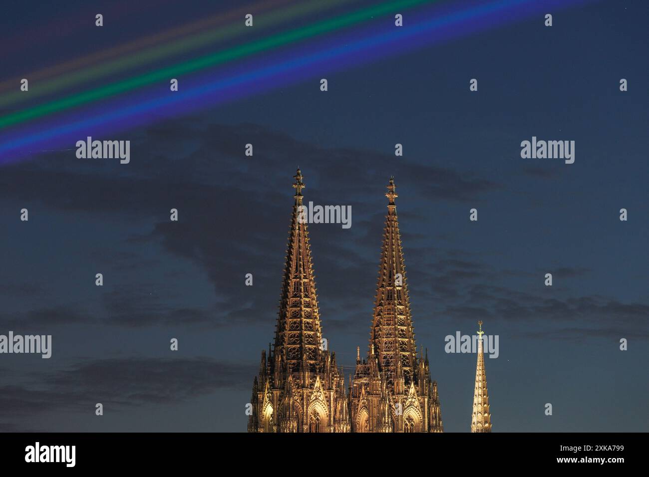 Durante il Christopher Street Day 2024, un arcobaleno laser brilla sul Reno e sul centro della città di Colonia, in Germania. Le guglie della cattedrale. zum C. Foto Stock