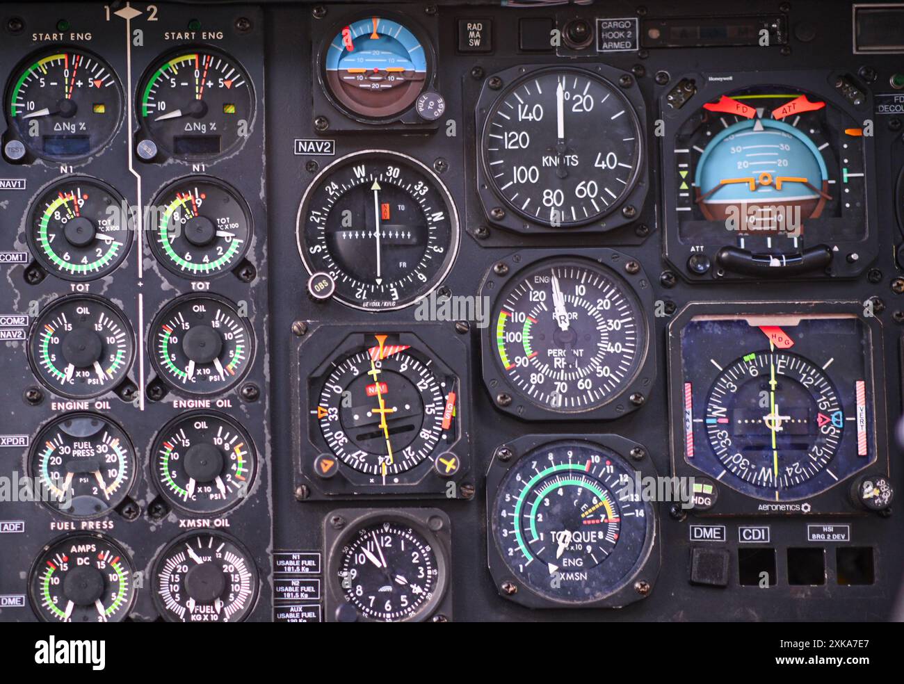 Pannello di controllo della cabina di pilotaggio del velivolo che mostra gli strumenti di volo e di navigazione. Foto Stock