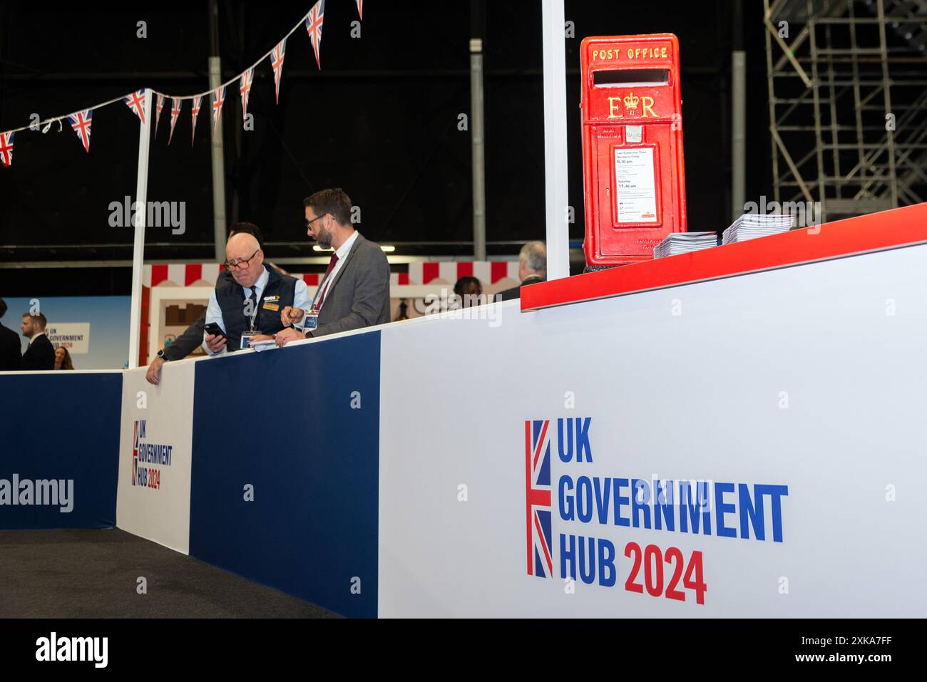 Aeroporto di Farnborough, Hampshire, Regno Unito. 22 luglio 2024. Le aziende mondiali dell'aviazione civile e militare si sono riunite per mostrare e vedere le ultime novità in materia di tecnologia aerospaziale. I banchi nelle sale espongono componenti, servizi e armi. Hub governativo del Regno Unito 2024 Foto Stock
