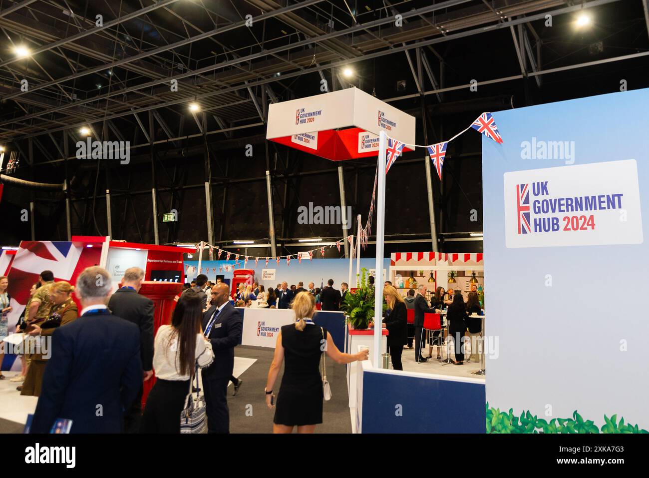 Aeroporto di Farnborough, Hampshire, Regno Unito. 22 luglio 2024. Le aziende mondiali dell'aviazione civile e militare si sono riunite per mostrare e vedere le ultime novità in materia di tecnologia aerospaziale. I banchi nelle sale espongono componenti, servizi e armi. Hub governativo del Regno Unito 2024 Foto Stock