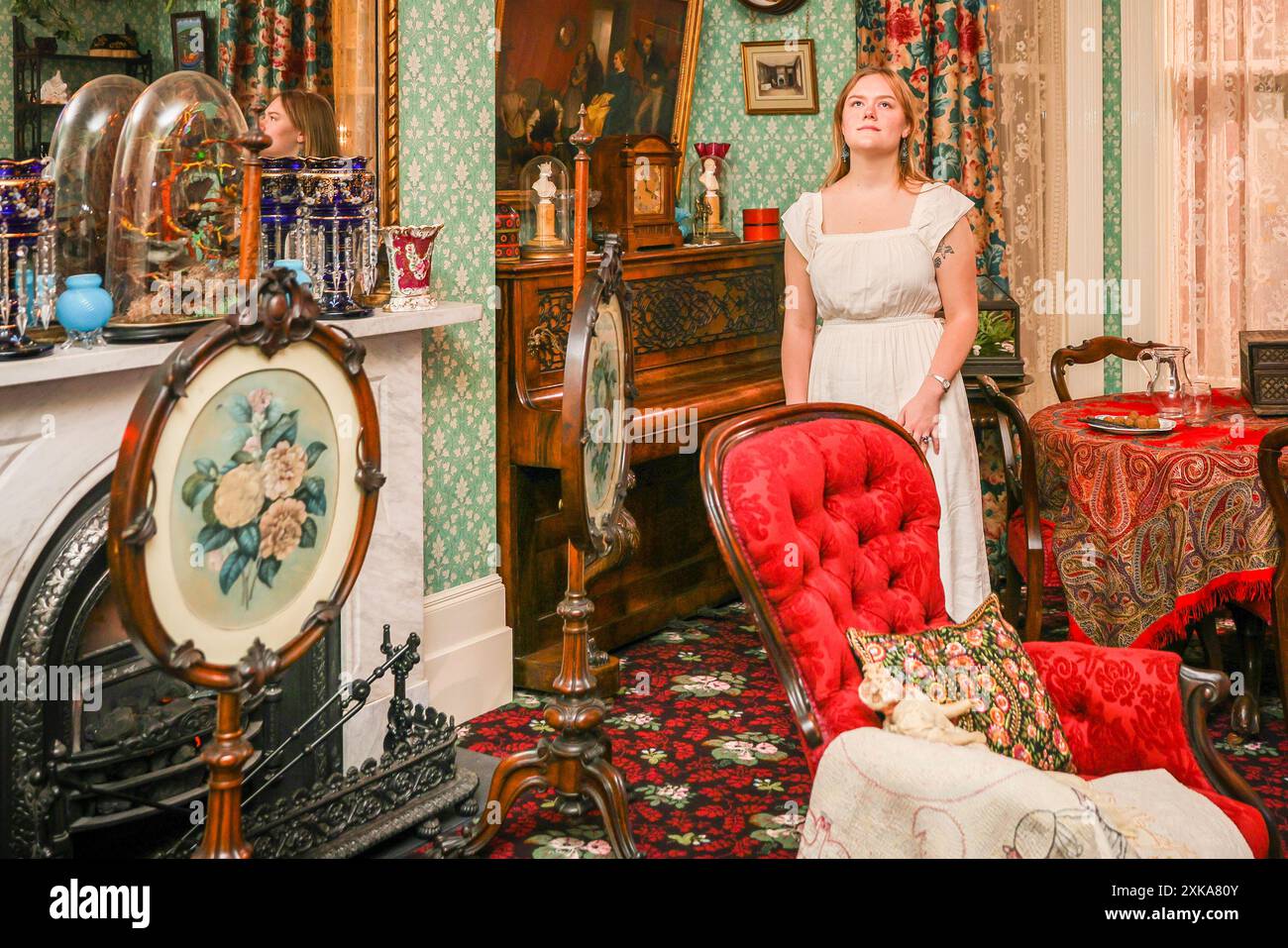 Londra, 22 luglio 2024. Personale del museo nel soggiorno vittoriano "A Townhouse nel 1878". Il Museum of the Home nella trendy Hoxton apre le sue gallerie "Real Rooms", una nuova mostra permanente che riporta in vita sette nuove sale d'epoca che riflettono le storie interconnesse della comunità multiculturale di East London, dal XX secolo fino al presente e al potenziale futuro. Crediti: Imageplotter/Alamy Live News Foto Stock