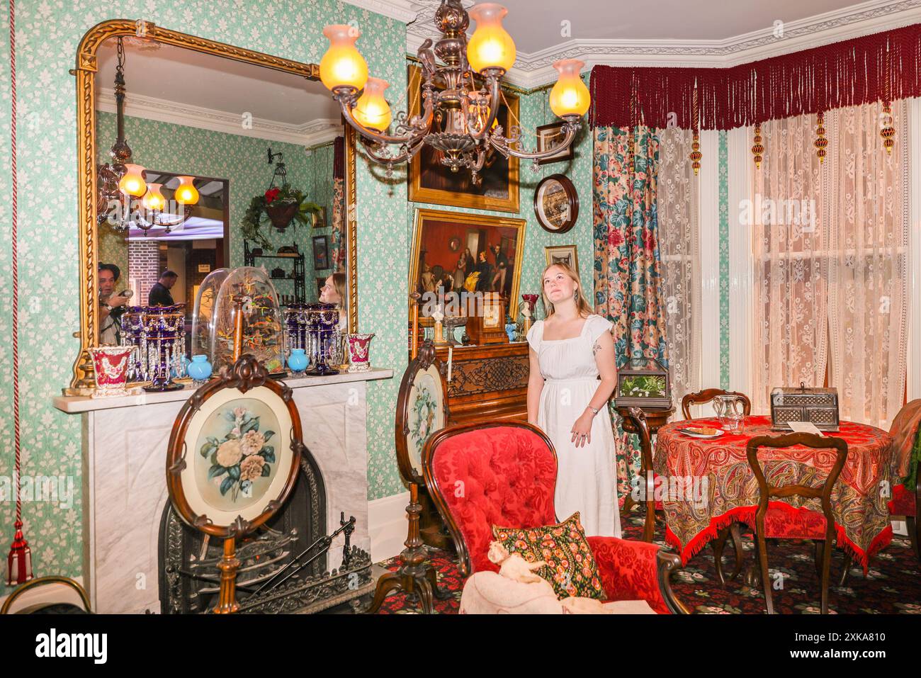 Londra, 22 luglio 2024. Personale del museo nel soggiorno vittoriano "A Townhouse nel 1878". Il Museum of the Home nella trendy Hoxton apre le sue gallerie "Real Rooms", una nuova mostra permanente che riporta in vita sette nuove sale d'epoca che riflettono le storie interconnesse della comunità multiculturale di East London, dal XX secolo fino al presente e al potenziale futuro. Crediti: Imageplotter/Alamy Live News Foto Stock
