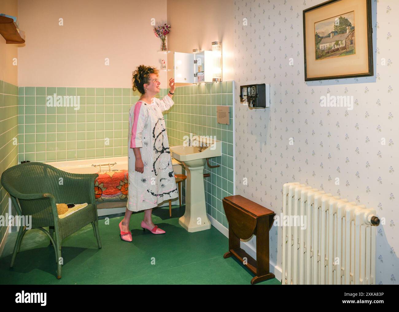 Londra, 22 luglio 2024. Direttore del Museo Sonia solari nella stanza al piano superiore del 1956. Il Museum of the Home nella trendy Hoxton apre le sue gallerie "Real Rooms", una nuova mostra permanente che riporta in vita sette nuove sale d'epoca che riflettono le storie interconnesse della comunità multiculturale di East London, dal XX secolo fino al presente e al potenziale futuro. Crediti: Imageplotter/Alamy Live News Foto Stock