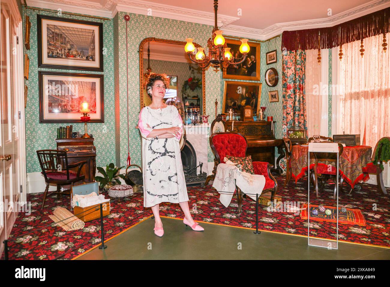Londra, 22 luglio 2024. Direttore del museo Sonia solari nel salotto vittoriano "A Townhouse nel 1878". Il Museum of the Home nella trendy Hoxton apre le sue gallerie "Real Rooms", una nuova mostra permanente che riporta in vita sette nuove sale d'epoca che riflettono le storie interconnesse della comunità multiculturale di East London, dal XX secolo fino al presente e al potenziale futuro. Crediti: Imageplotter/Alamy Live News Foto Stock