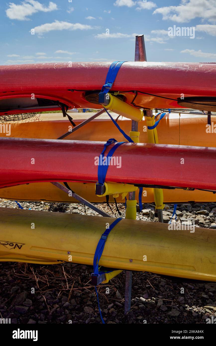Un colorato gruppo di kayak immagazzinati al molo di Kilchoan, Ardnamurchan Foto Stock