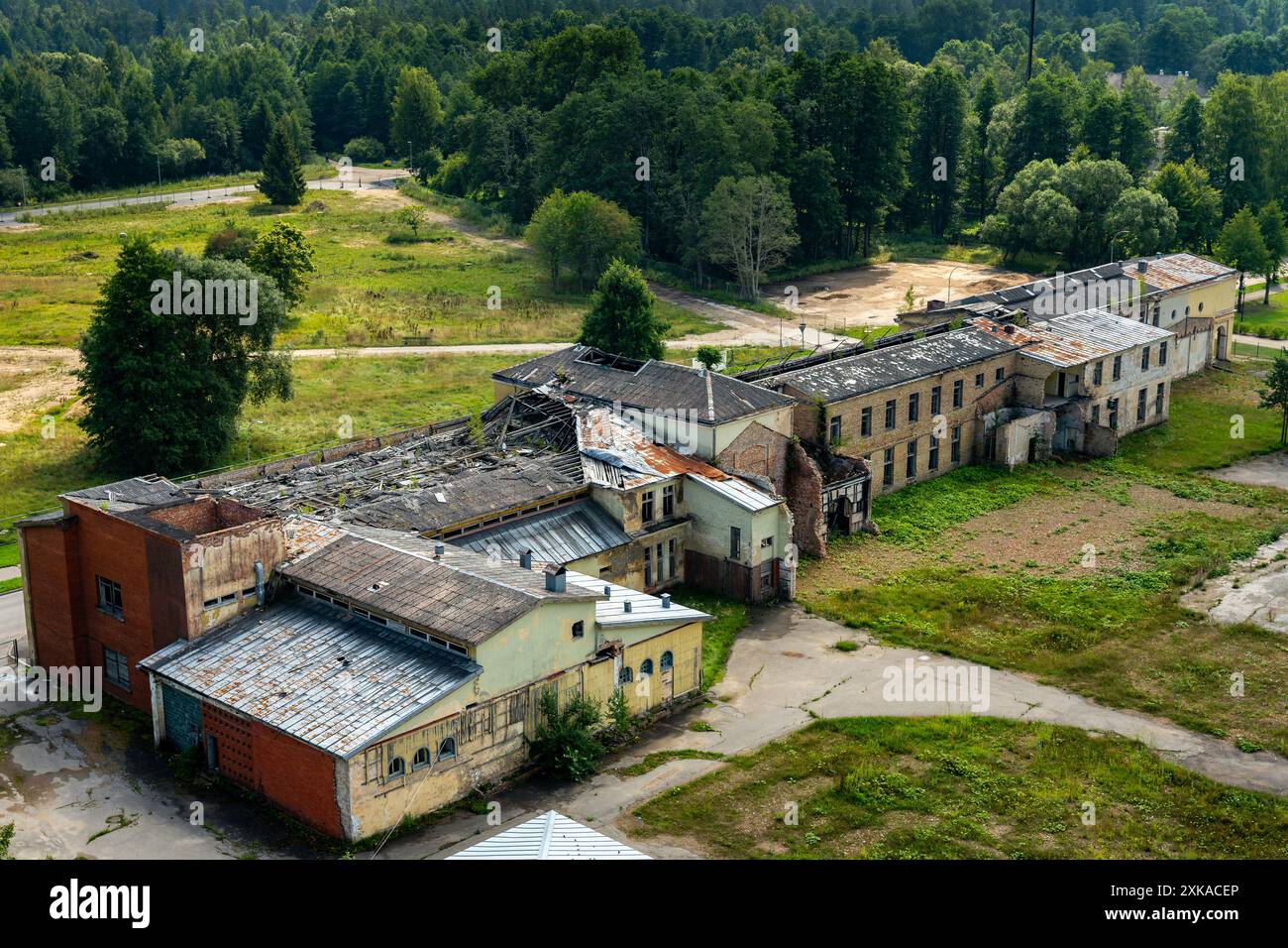 Il parco aereo della Lettonia Kemeri ha abbandonato l'edificio industriale nel foret Foto Stock