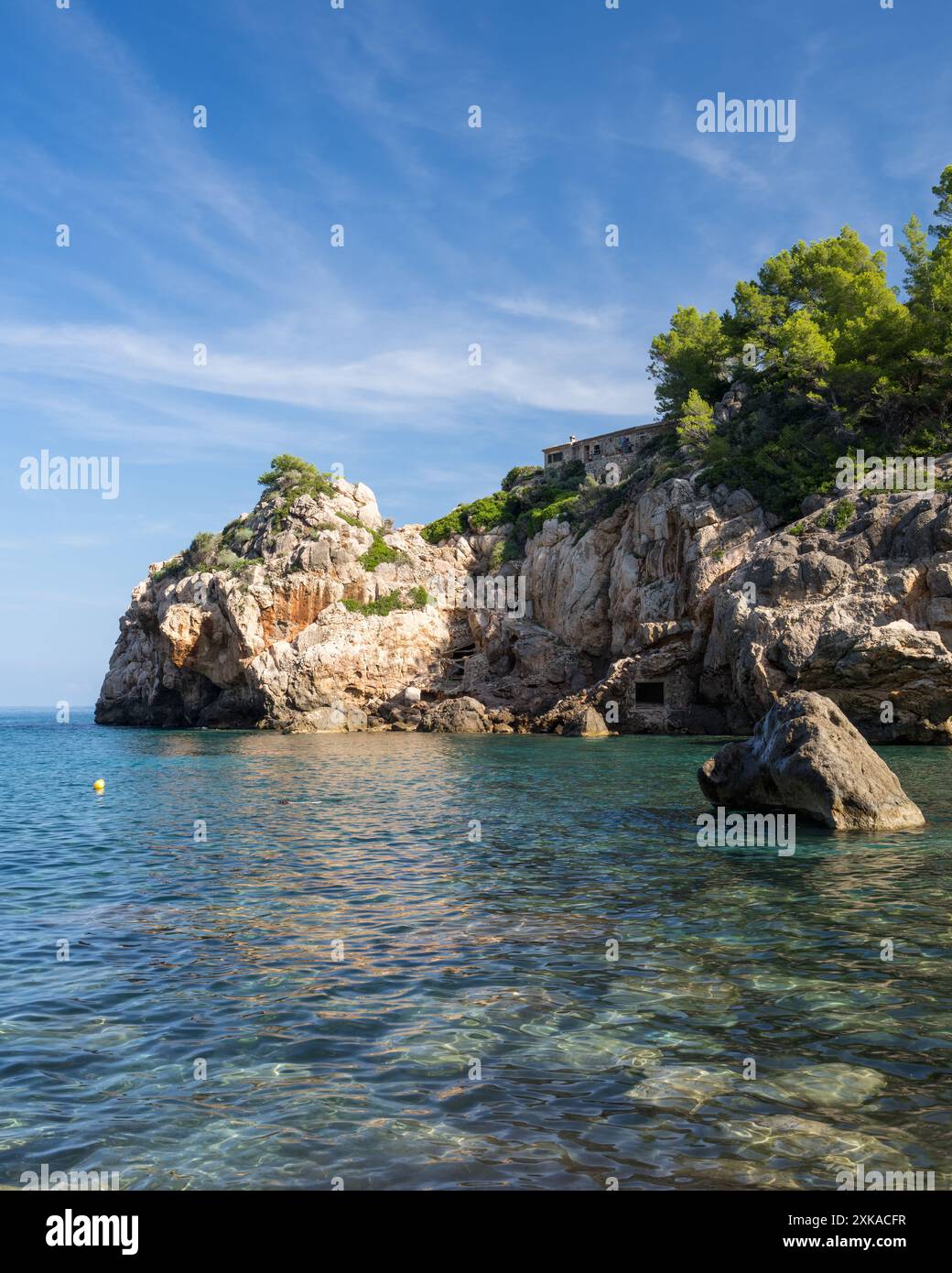 Splendida vista di Cala Deia, una baia nelle montagne settentrionali di Maiorca. Isole Baleari, Spagna Foto Stock