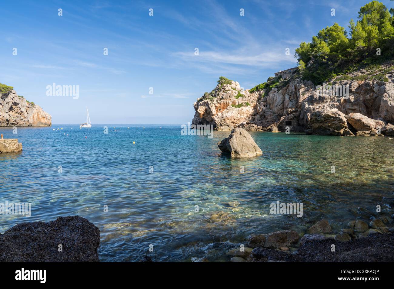 Splendida vista di Cala Deia, una baia nelle montagne settentrionali di Maiorca. Isole Baleari, Spagna Foto Stock