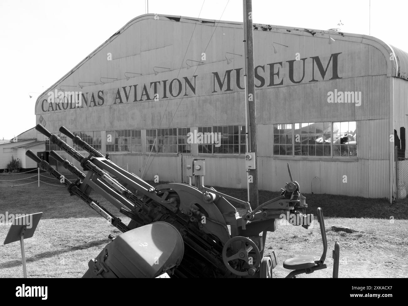 Vista frontale dell'hangar del Carolinas Aviation Museum, originariamente il vecchio aeroporto Douglas di Charlotte, North Carolina, USA Foto Stock