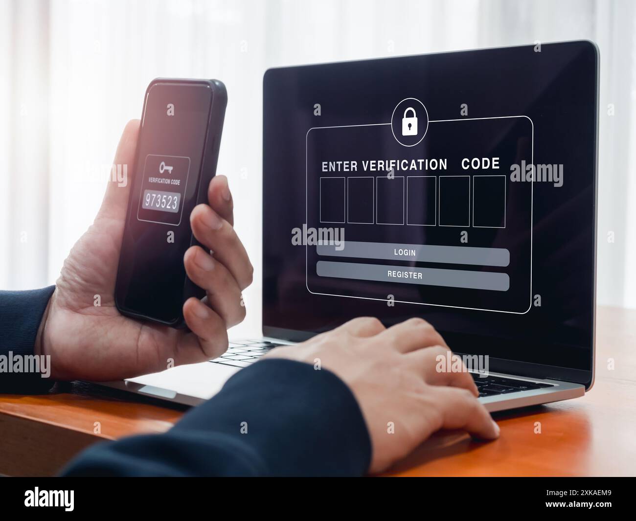 Autenticazione 2FA o a due fattori, concetto di sicurezza informatica. La casella della password vuota per immettere il codice di verifica viene visualizzata sullo schermo del laptop mentre l'uomo d'affari ma Foto Stock
