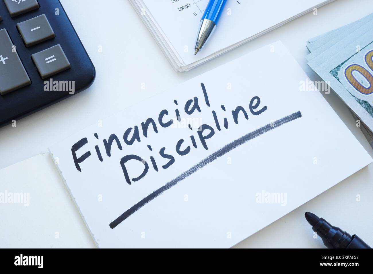 Blocco note aperto con iscrizione disciplina finanziaria e denaro. Foto Stock